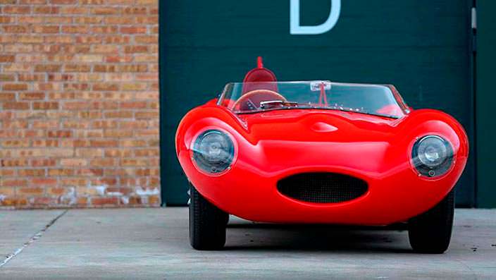 Красный Jaguar D-Type 1956 года выпуска