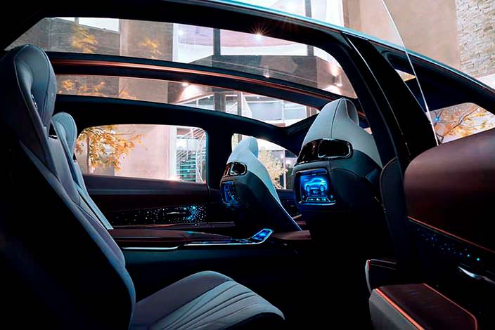 Экраны в спинках передних сидений Lexus LF-1 Limitless