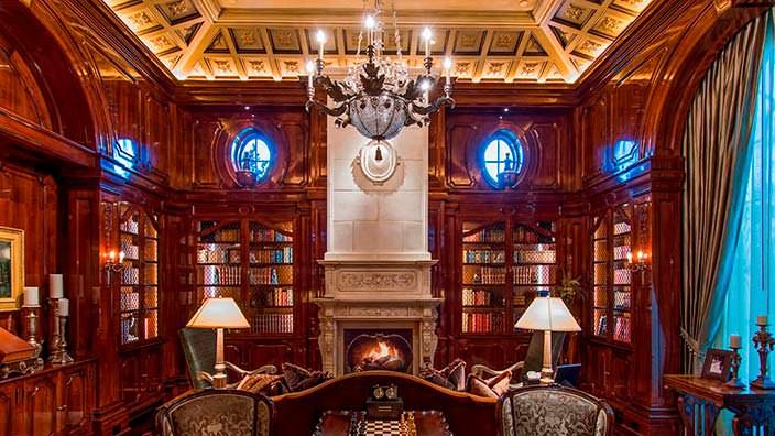 Частная библиотека в доме миллиардера Томаса Тулла