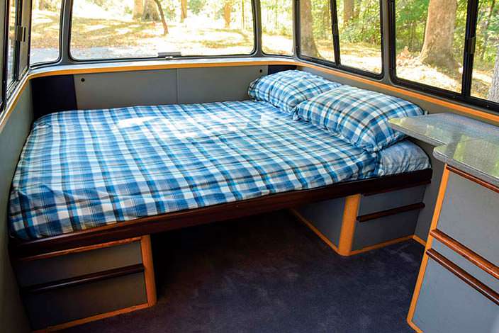 Двуспальная кровать в салоне Mercedes-Benz O 319