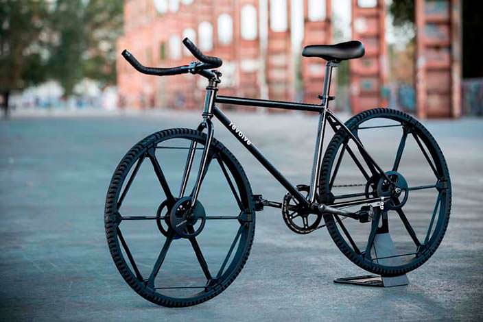 Складное колесо Revolve совместимо с велосипедами