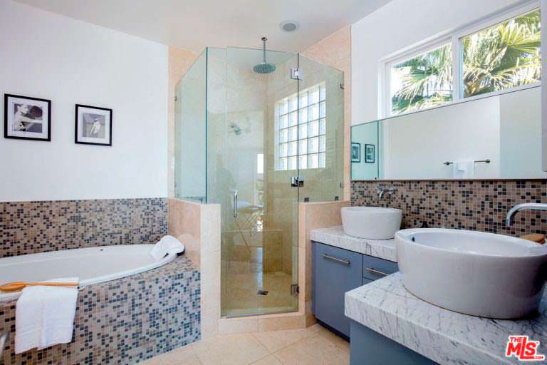 Ванная комната с раковинами-чашами из мрамора