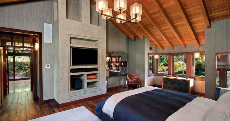 Спальня с деревянным потолком