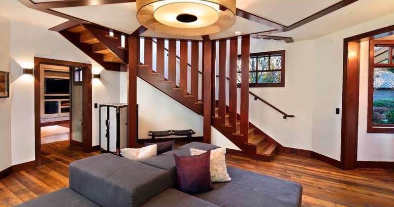 Деревянная лестница в дизайне интерьера