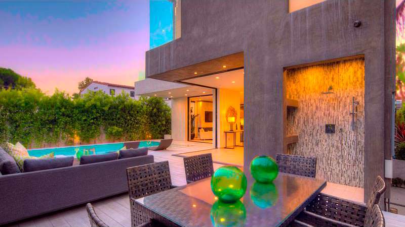 Терраса и бассейн у дома Линдси Вонн в Лос-Анджелесе
