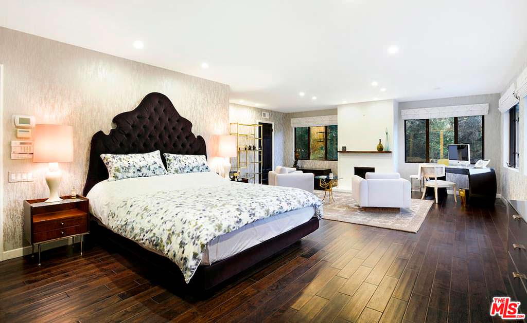 Дизайн спальни с деревянным полом