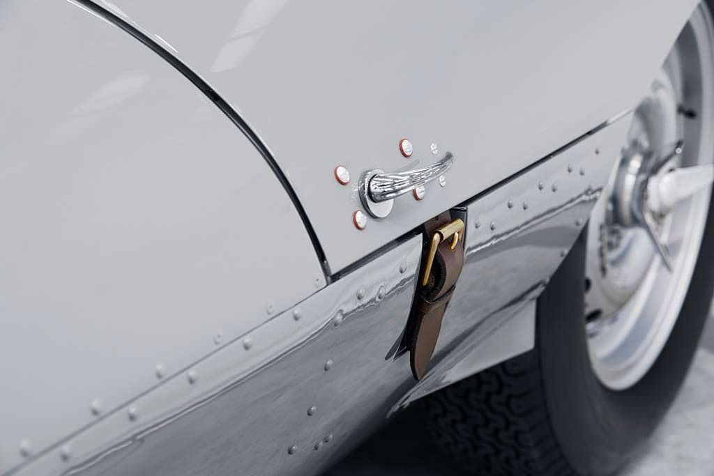 Капот на кожаных застежках Jaguar D-Type