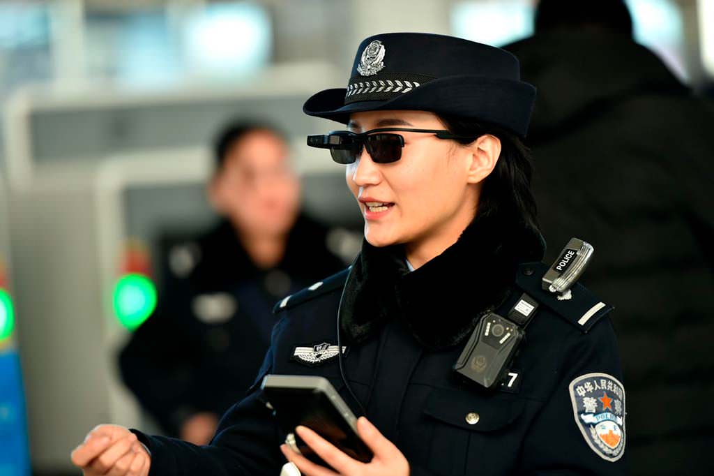 Китайский коп в очках с распознаванием лиц