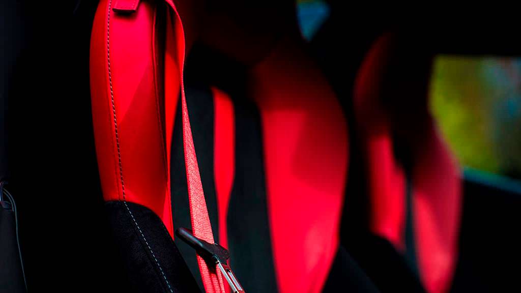 Красные ремни безопасности McLaren 570S Spider