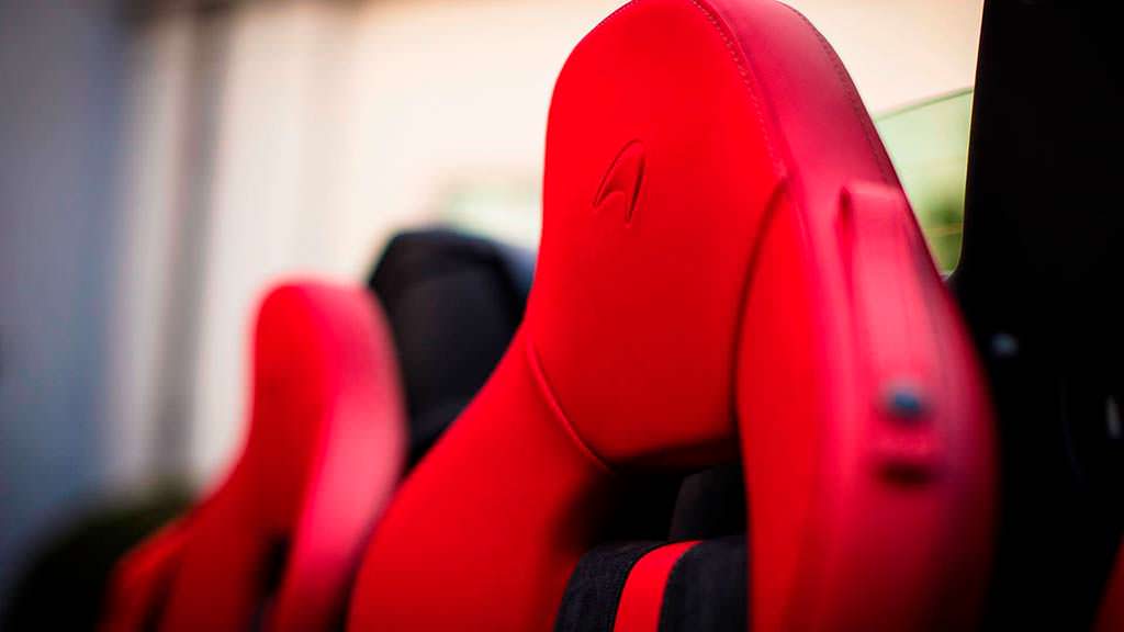Красные сиденья из кожи наппа McLaren 570S Spider