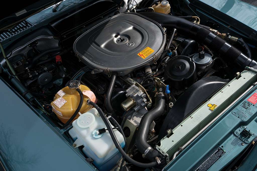 Двигатель 5,5-литра V8 в Mercedes-Benz 560 SL 1988 года