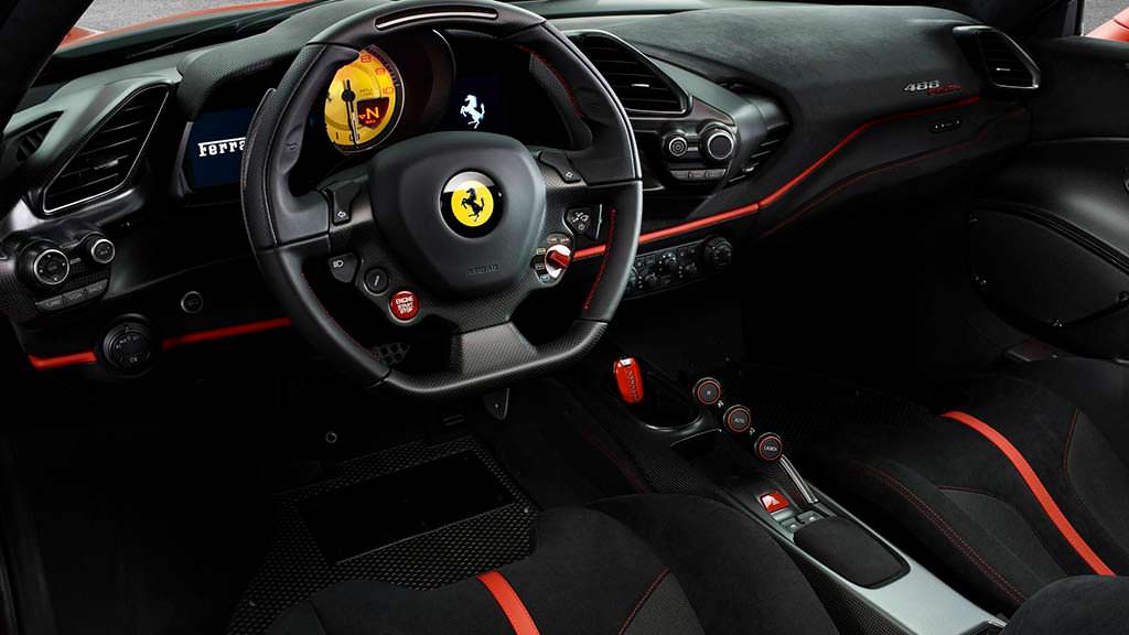 Фото внутри Ferrari 488 Pista