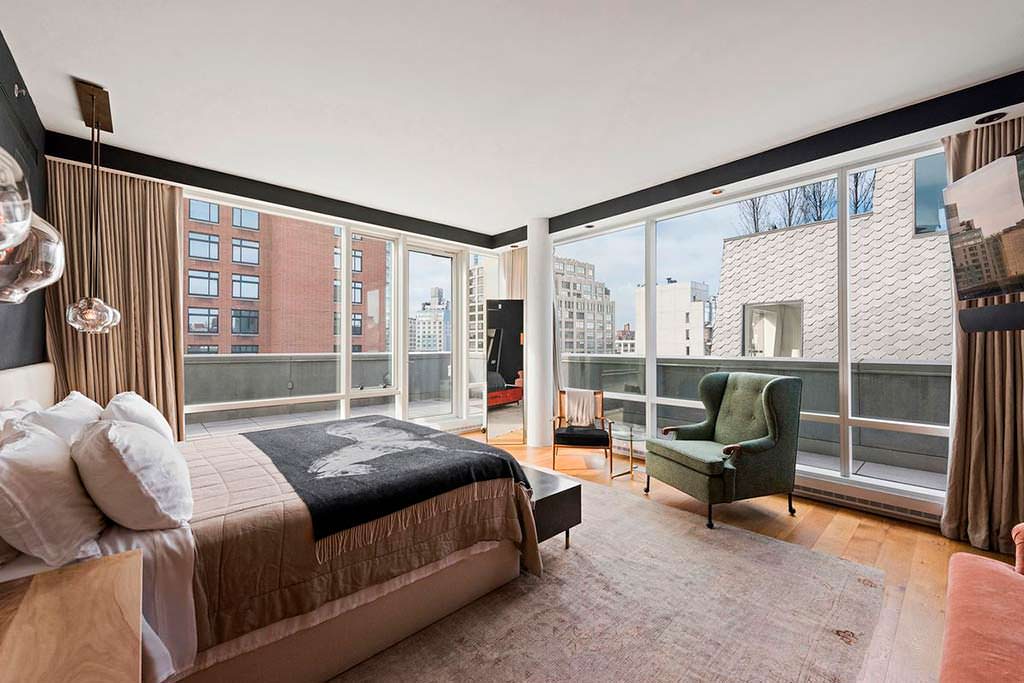 Спальня квартиры с видом на Манхэттен