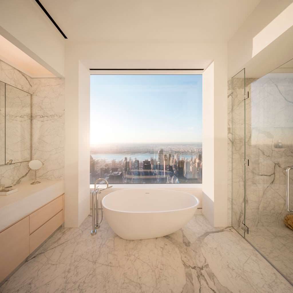 Ванная комната с видом на Манхэттен