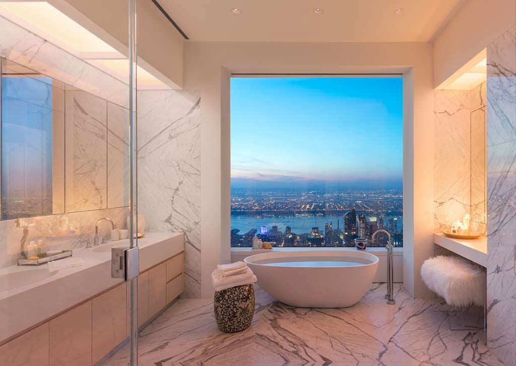 Ванная комната с большим панорамным окном