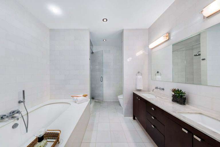 Шикарная ванная комната в квартире звезды