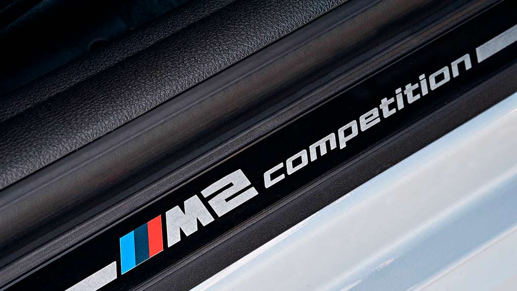 Дверные пороги с надписью BMW M2 Competition