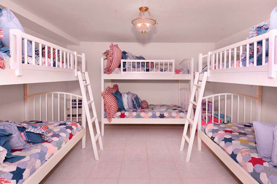 Детская спальня с двухъярусными кроватями