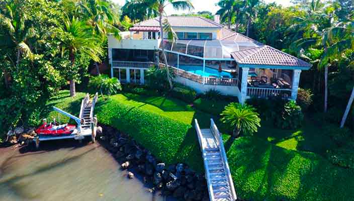 Певица Кэти Ли Гиффорд продает дом с причалом | фото и цена