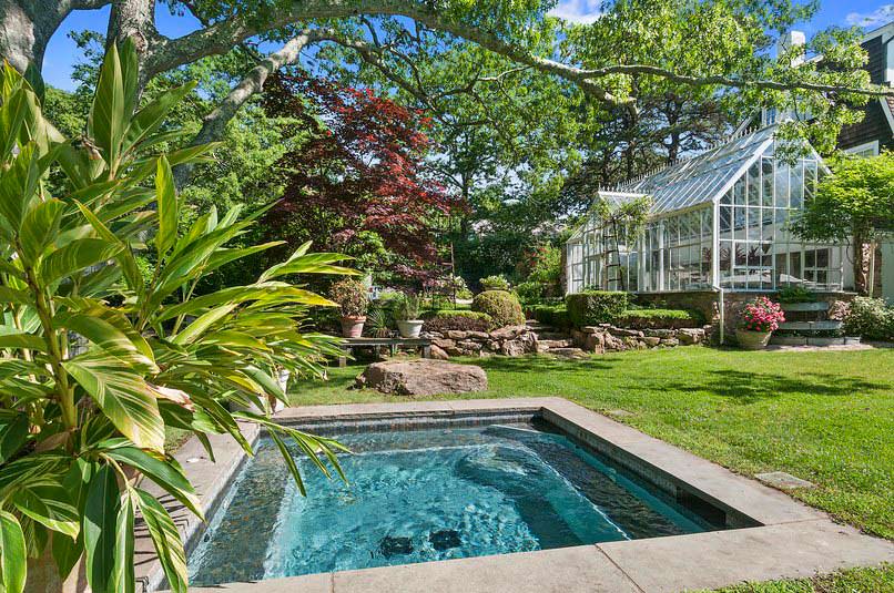Дом с бассейном и оранжереей модели Кристи Бринкли