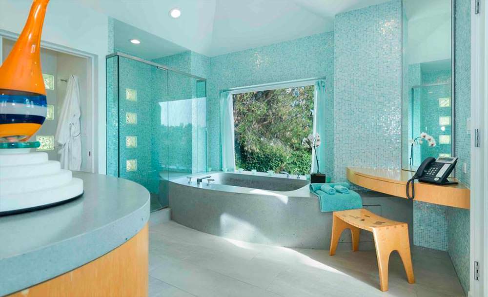 Красивый дизайн ванной с мозаичной плиткой