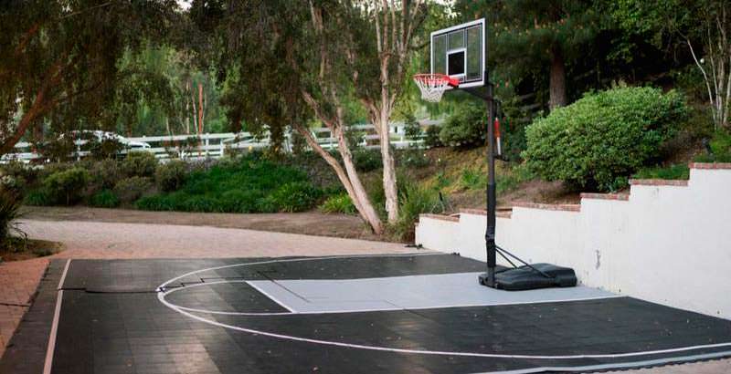Собственная баскетбольная площадка у дома