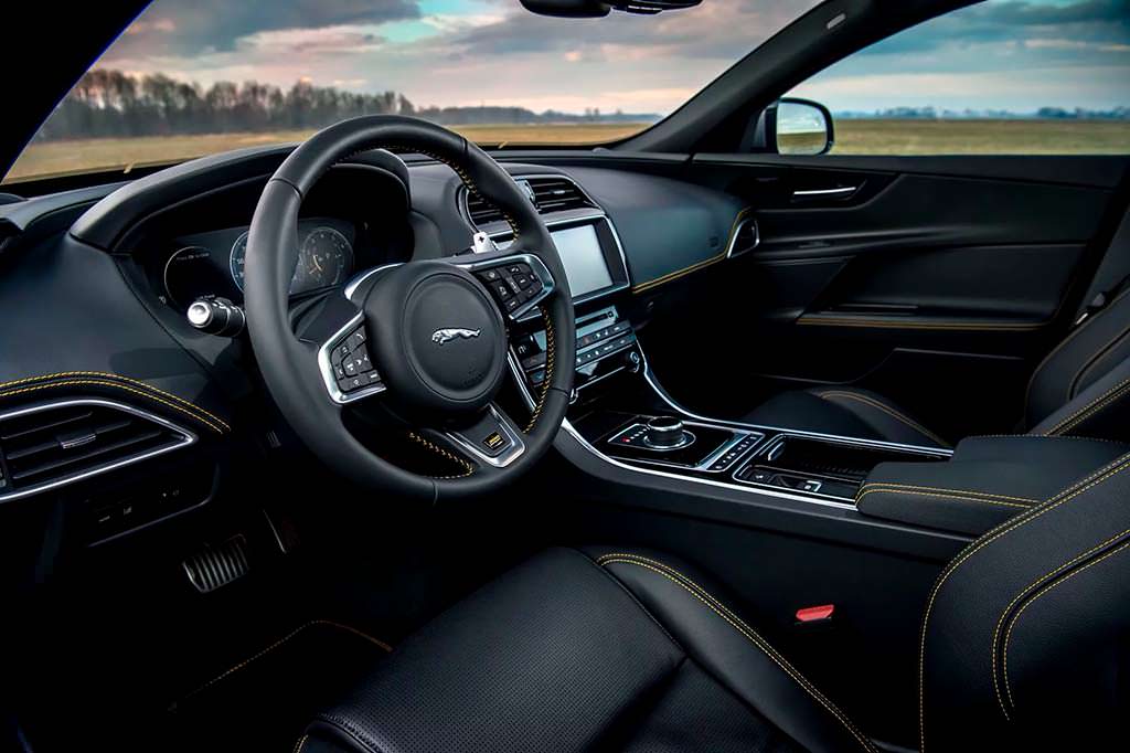 Фото салона Jaguar XE 300 Sport 2018
