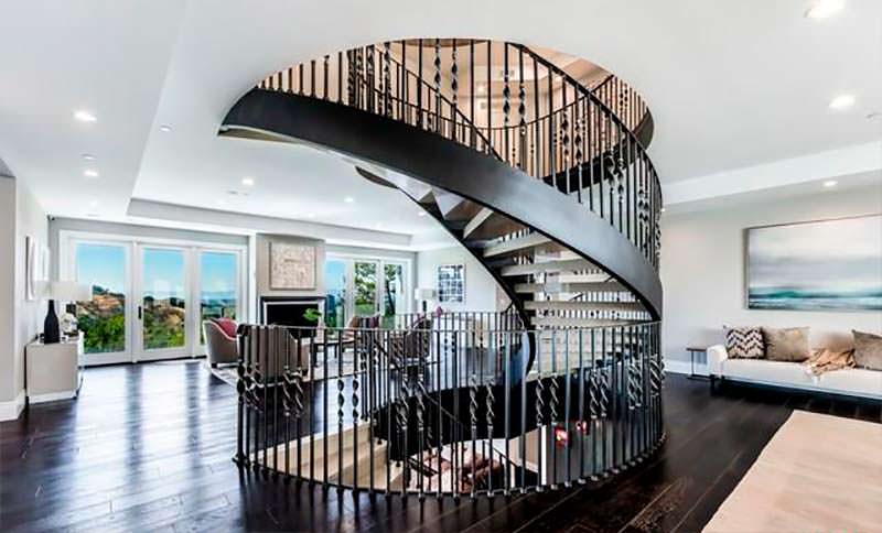 Дизайнерская винтовая лестница в доме