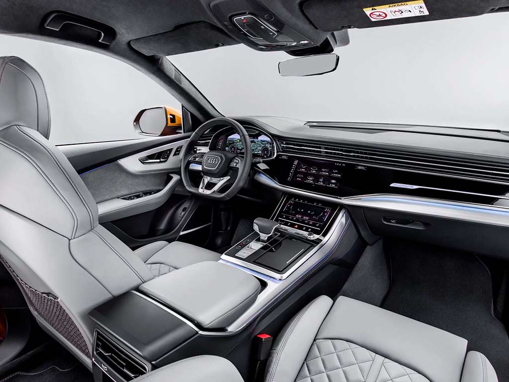 Три сенсорных экрана в салоне Audi Q8