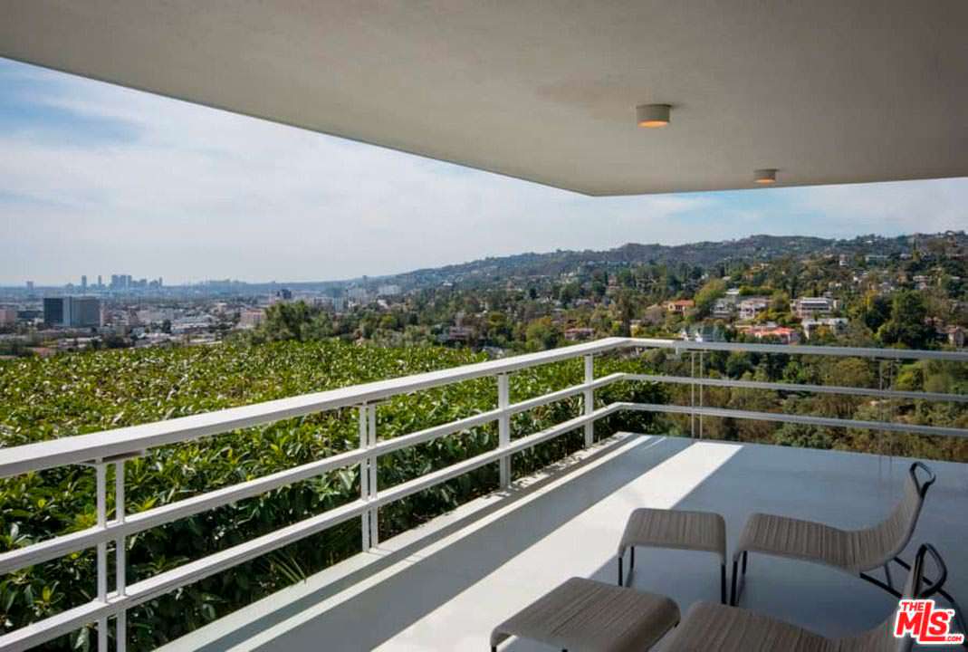 Терраса дома с видом на Лос-Анджелес