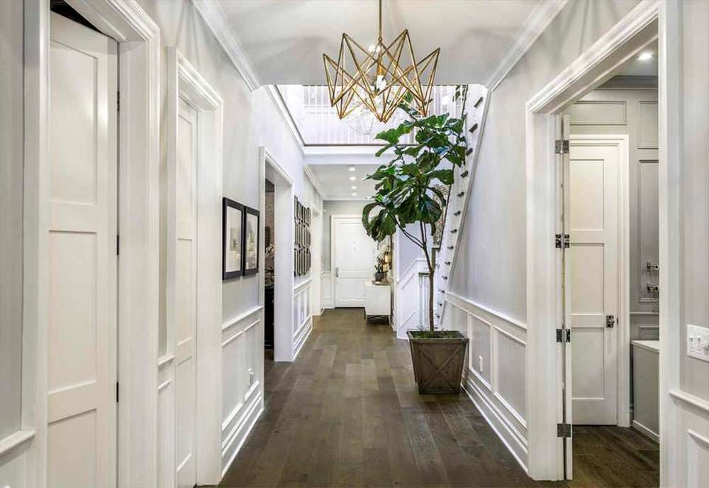 Дизайн коридора в доме знаменитости