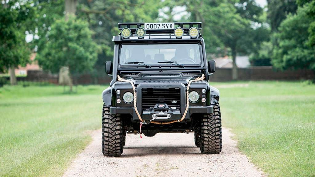 Внедорожник Джеймса Бонда Land Rover Defender SVX