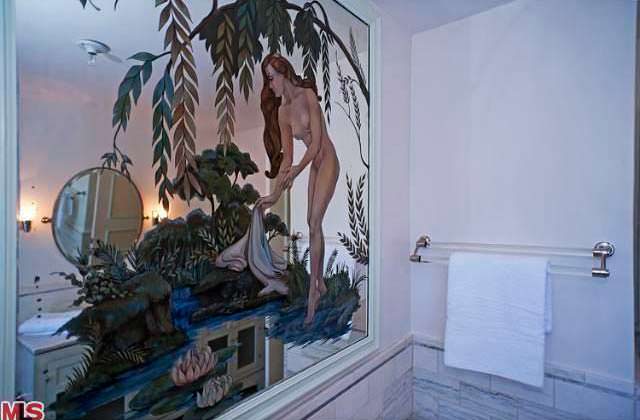 Ручная роспись стены в ванной комнате