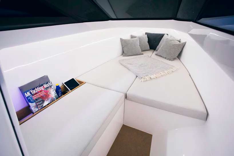 Минималистский дизайн каюты катера Q-yachts Q30