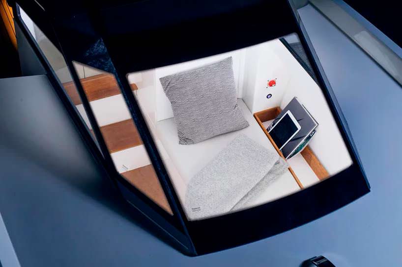 Окно в каюту с палубы катера Q-yachts Q30