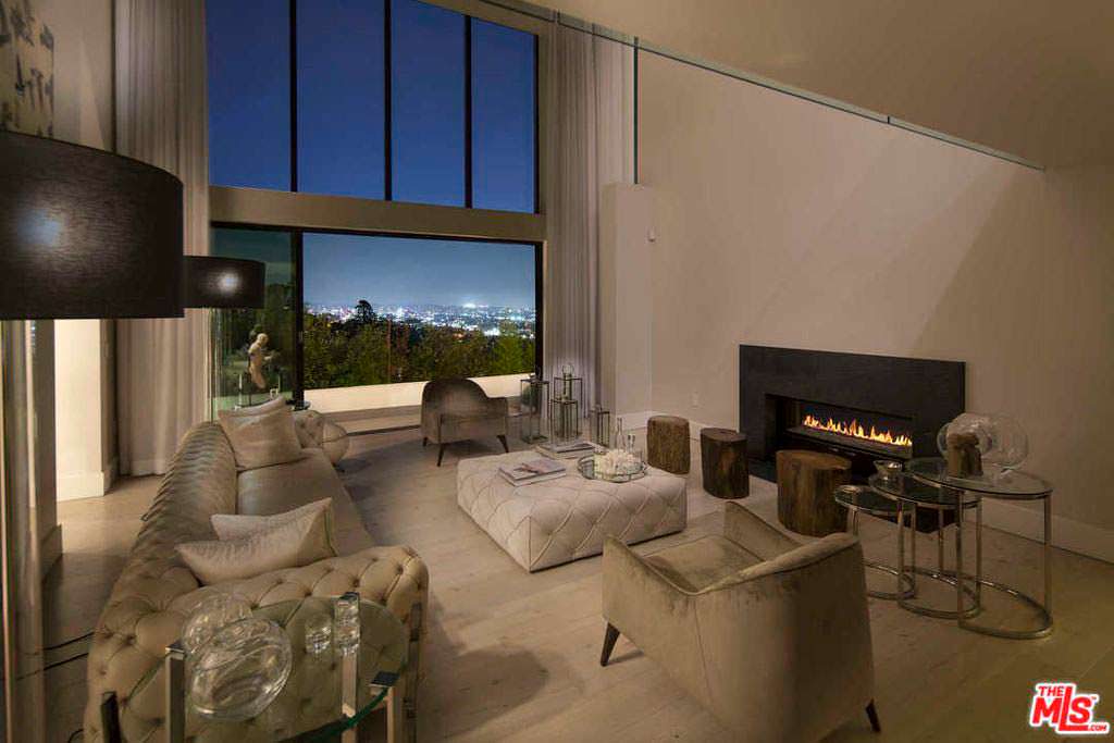 Гостиная в доме с панорамным видом на Лос-Анджелес