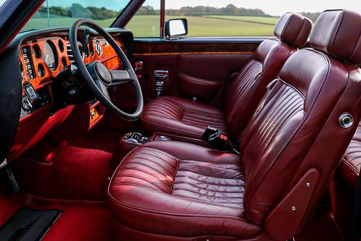 Красный кожаный салон Rolls-Royce Corniche Convertible