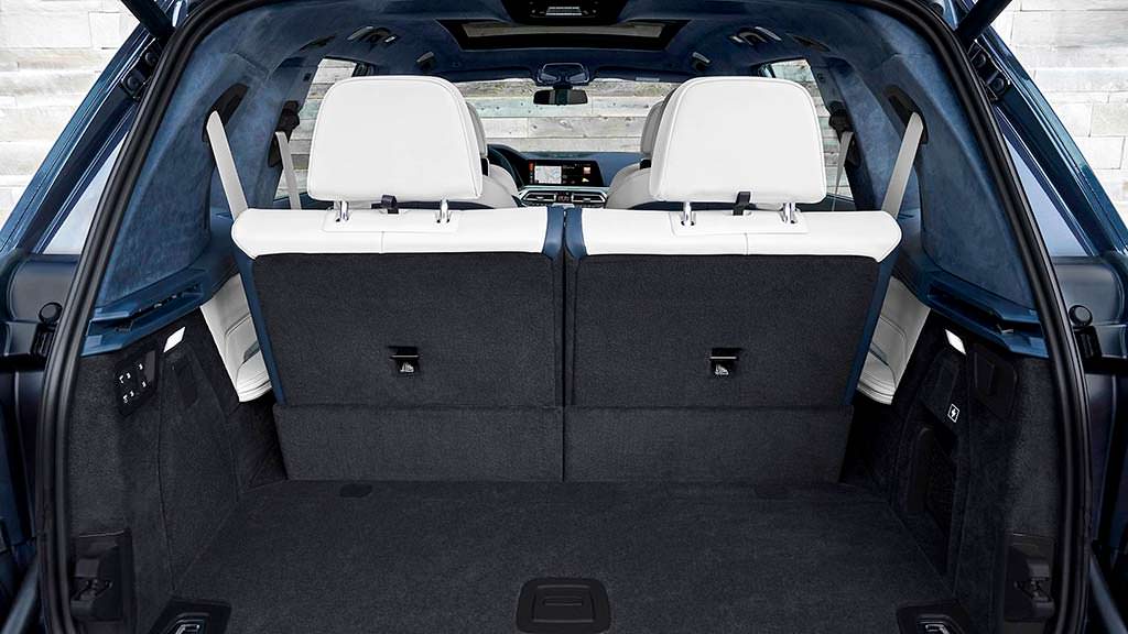 Багажник BMW X7. Вместительность 1376 литров