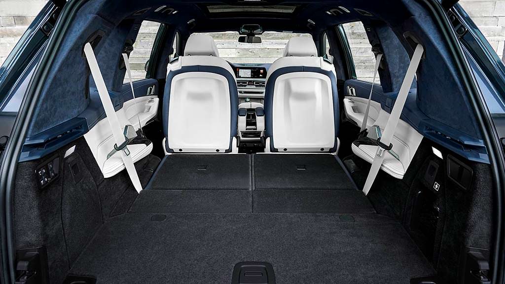 Багажник со сложенными сиденьями BMW X7 на 2560 литров