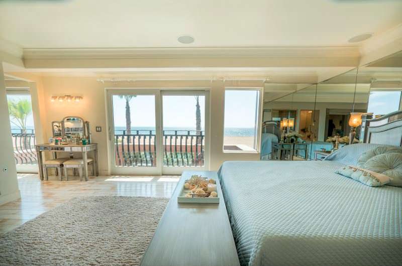 Спальня с выходом на балкон и видом на океан