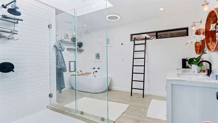 Дизайн ванной комнаты со стеклянной стеной