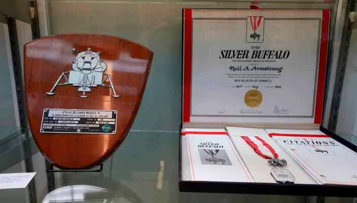 Коллекция сувениров астронавта Нила Армстронга уйдет с молотка