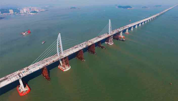 Самый длинный морской мост в мире объединил Китай и Гонконг