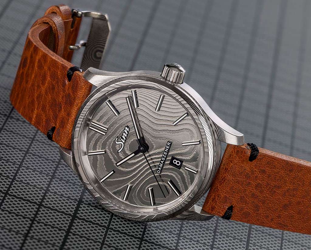 Sinn 1800 Damaszener: часы в металле с текстурой дерева