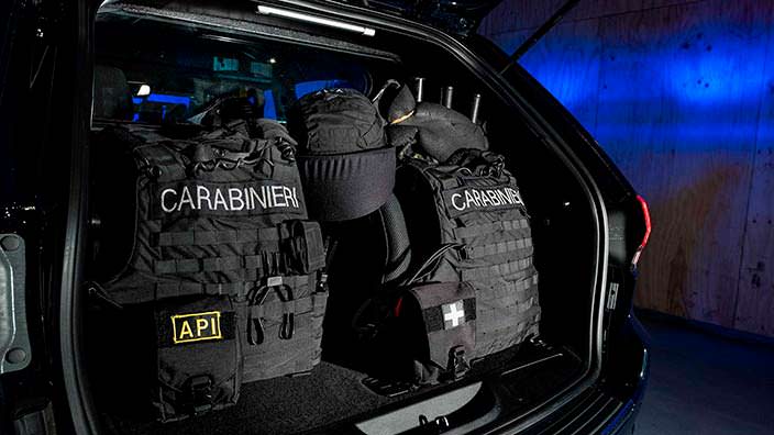 Амуниция в багажнике Jeep Grand Cherokee Carabinieri