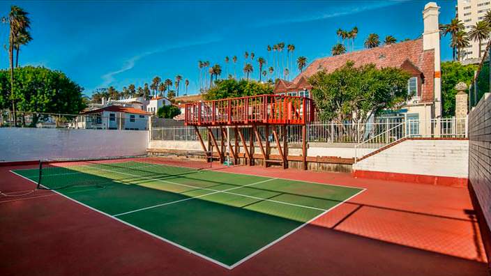 Дом с теннисным кортом в Санта-Монике