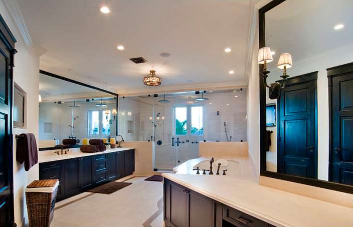 Дизайн одной из 15 ванных комнат в доме