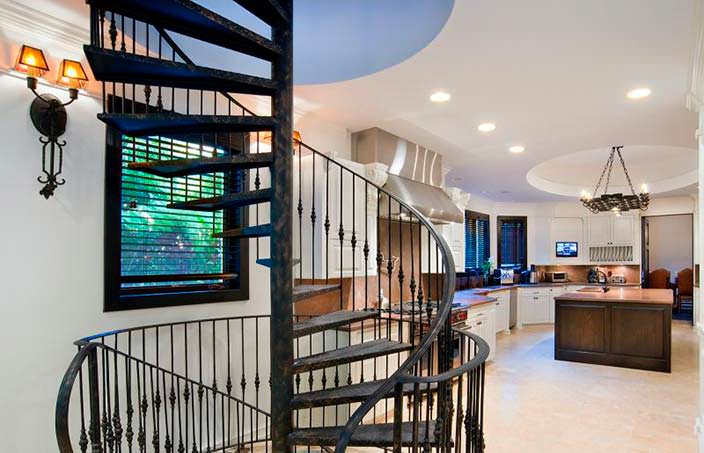 Винтовая лестница в дизайне дома
