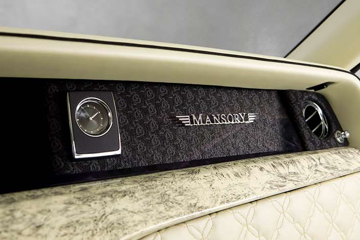 Надпись Mansory на приборной панели Rolls-Royce Phantom