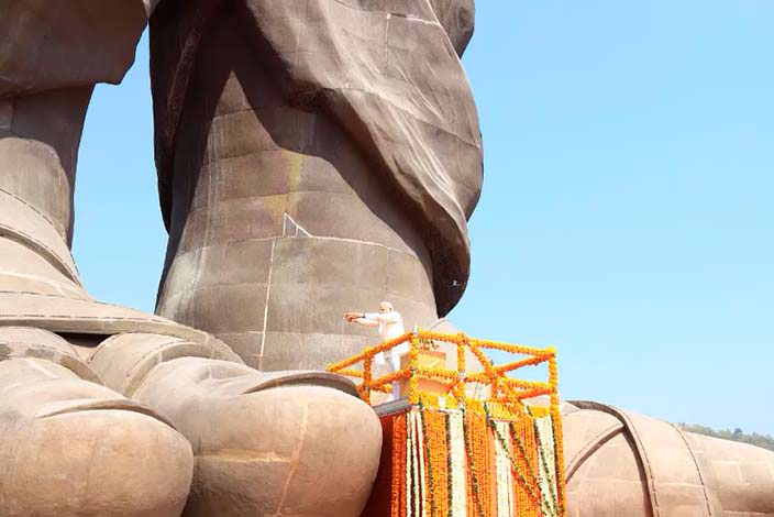 Ноги гигантской статуи высотой 182 метра